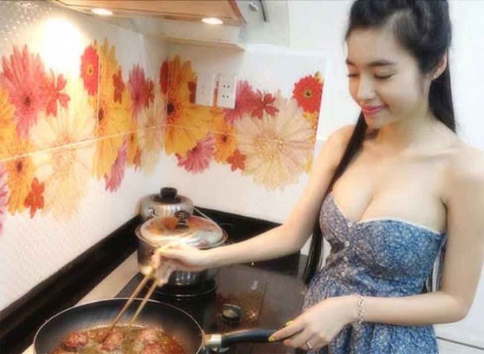 Mặc đồ sexy tột cùng ngay cả khi vào bếp, mấy ai qua mặt được Elly Trần?-7