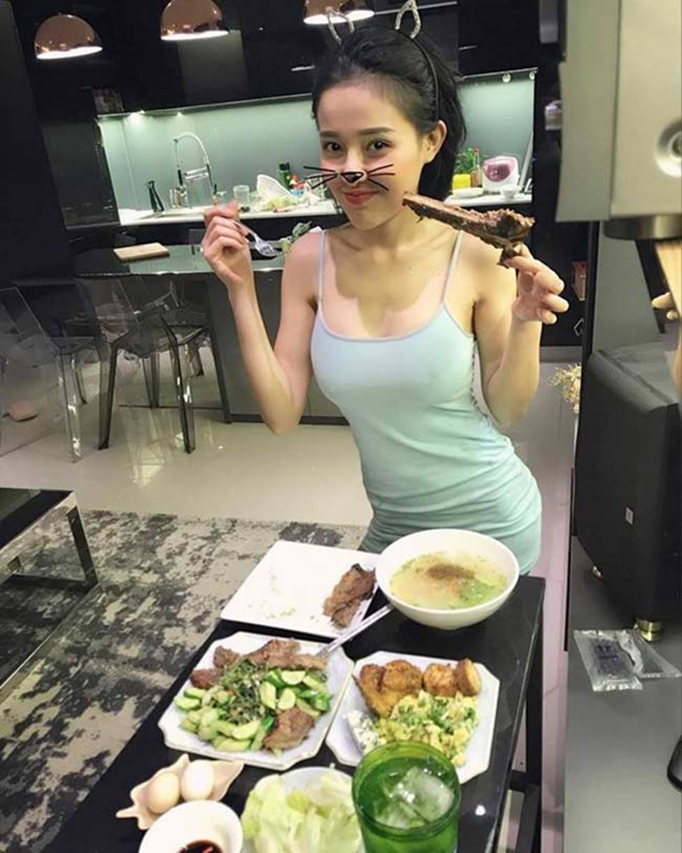 Mặc đồ sexy tột cùng ngay cả khi vào bếp, mấy ai qua mặt được Elly Trần?-9