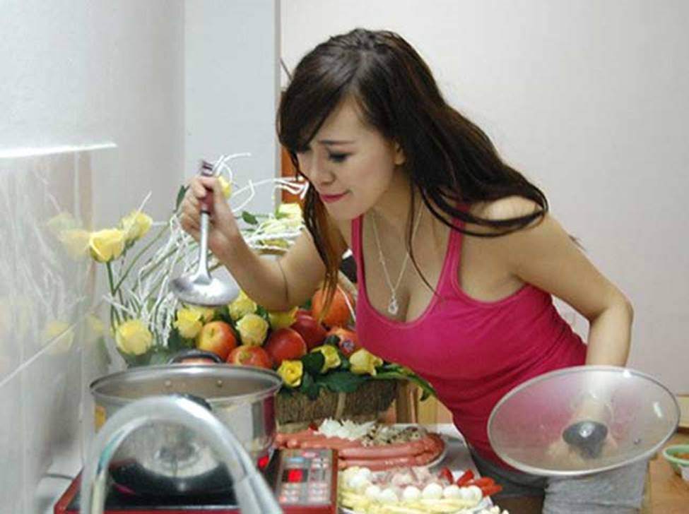 Mặc đồ sexy tột cùng ngay cả khi vào bếp, mấy ai qua mặt được Elly Trần?-16