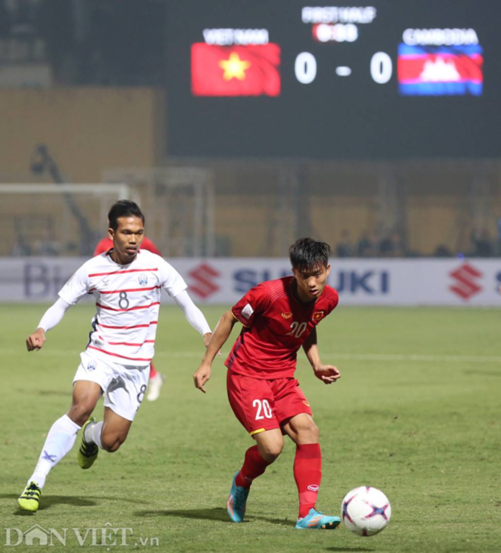 Ảnh: Bị phạm lỗi liên tục, Quang Hải vẫn vượt mặt cầu thủ Campuchia-2