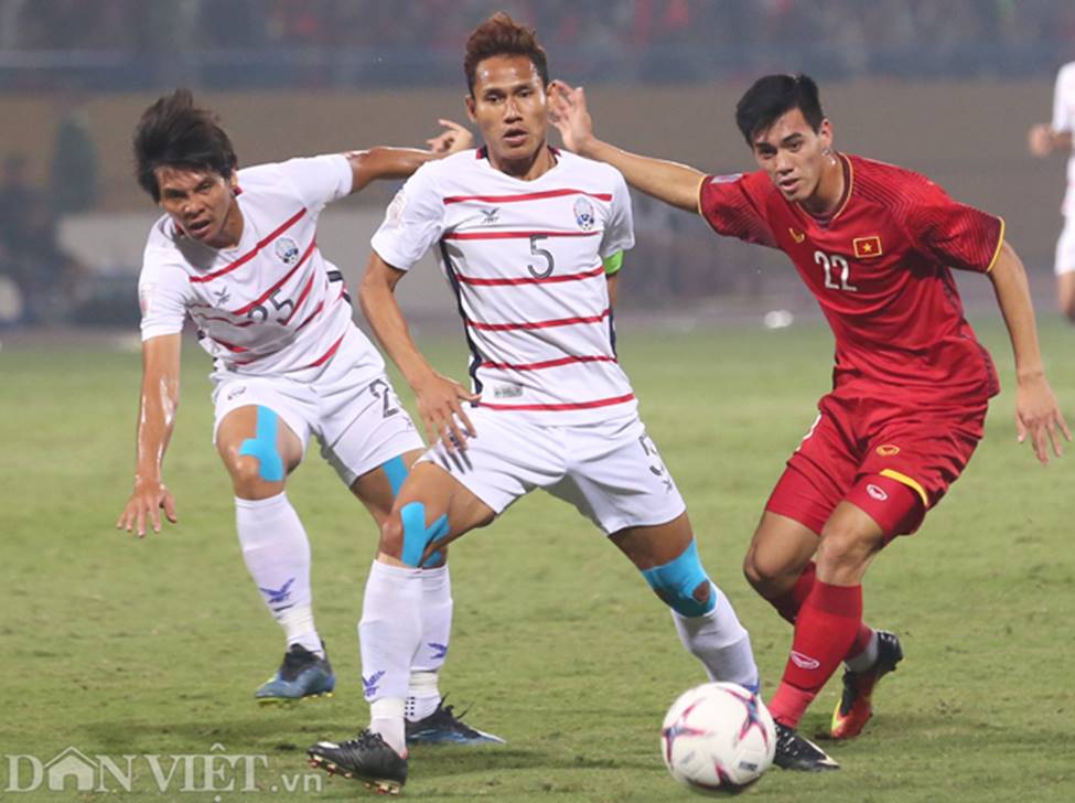 Ảnh: Bị phạm lỗi liên tục, Quang Hải vẫn vượt mặt cầu thủ Campuchia-3