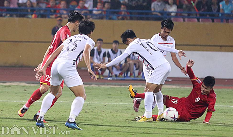 Ảnh: Bị phạm lỗi liên tục, Quang Hải vẫn vượt mặt cầu thủ Campuchia-4