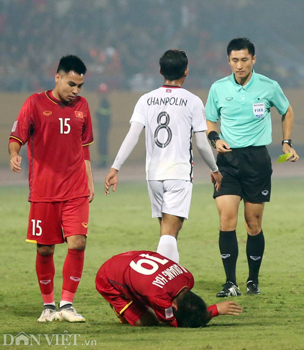 Ảnh: Bị phạm lỗi liên tục, Quang Hải vẫn vượt mặt cầu thủ Campuchia-5