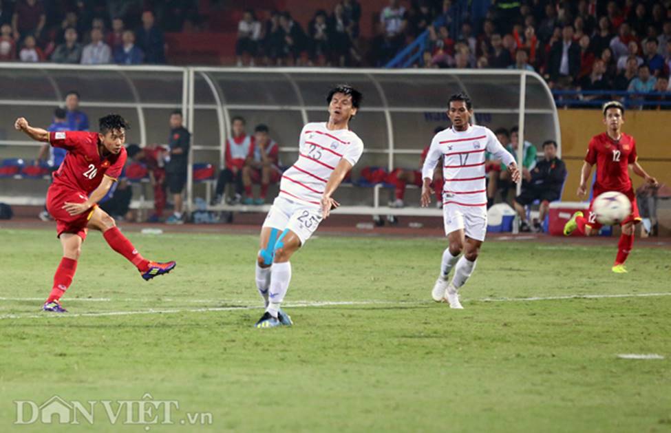 Ảnh: Bị phạm lỗi liên tục, Quang Hải vẫn vượt mặt cầu thủ Campuchia-13