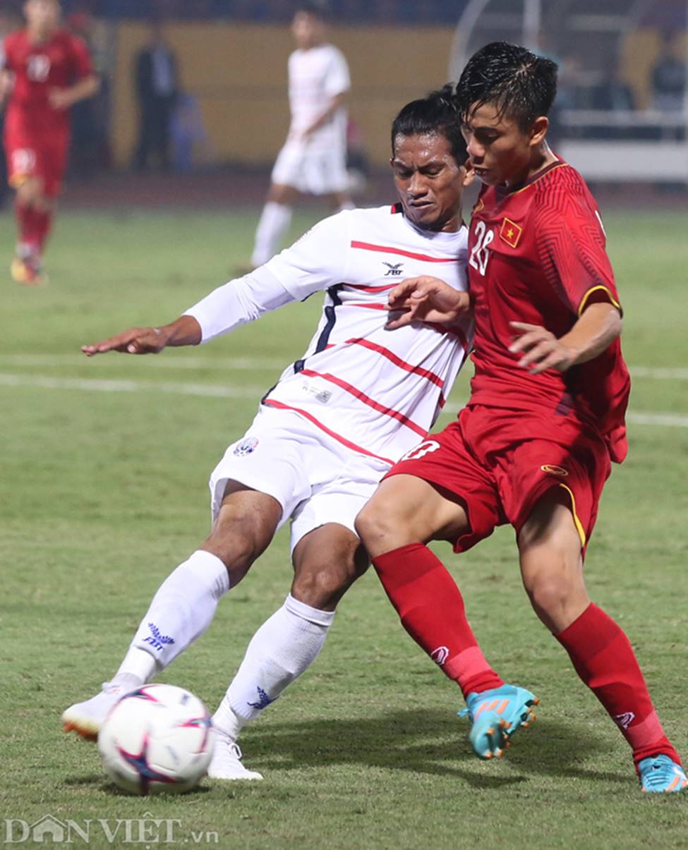 Ảnh: Bị phạm lỗi liên tục, Quang Hải vẫn vượt mặt cầu thủ Campuchia-11