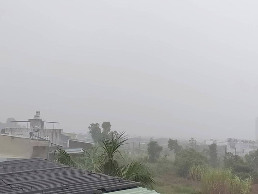 Bão số 9 đang tiến vào đất liền, Vũng Tàu gió rít dữ dội, quật ngã người đi đường-1