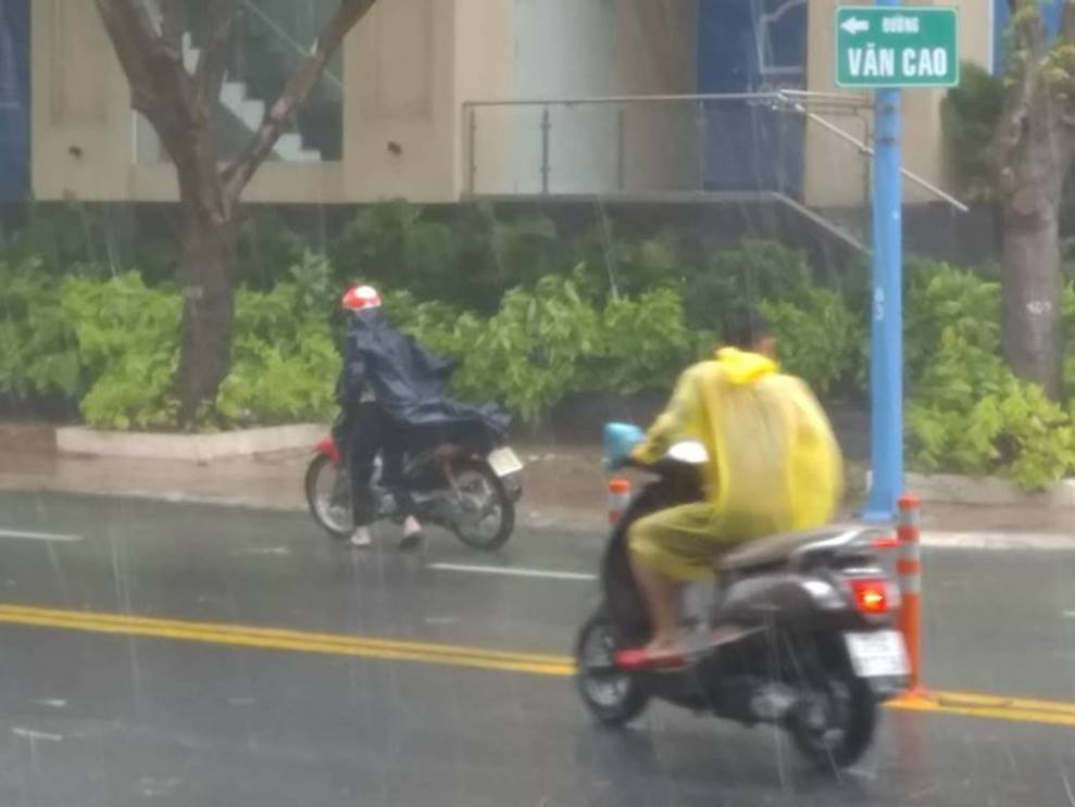 Bão số 9 đang tiến vào đất liền, Vũng Tàu gió rít dữ dội, quật ngã người đi đường-2