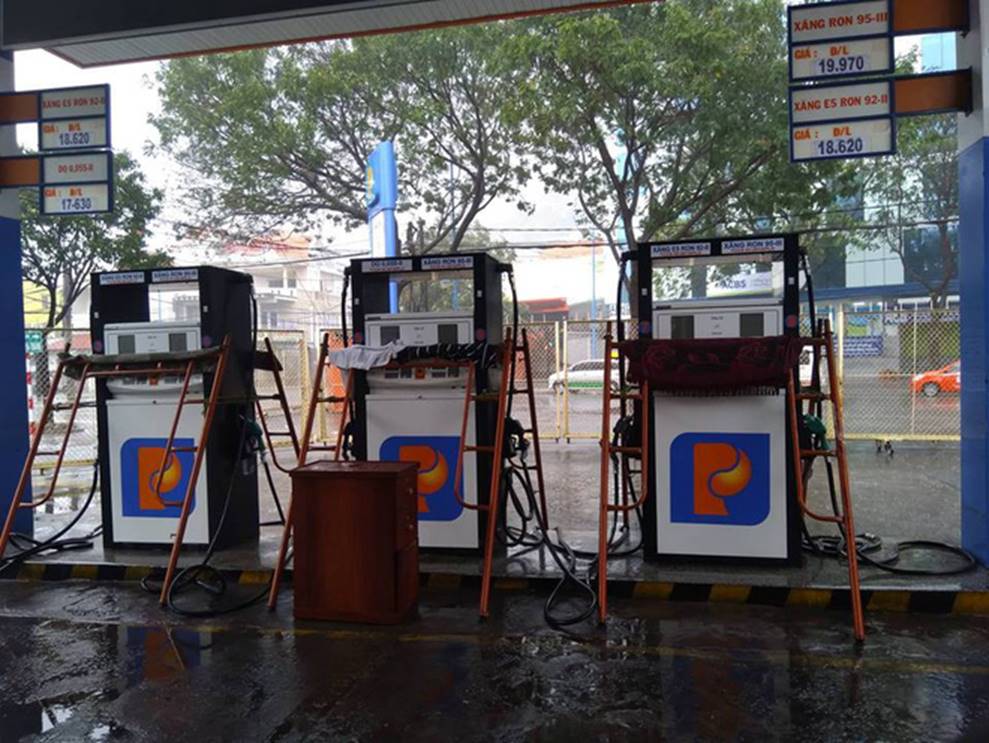 Bão số 9 đang tiến vào đất liền, Vũng Tàu gió rít dữ dội, quật ngã người đi đường-3