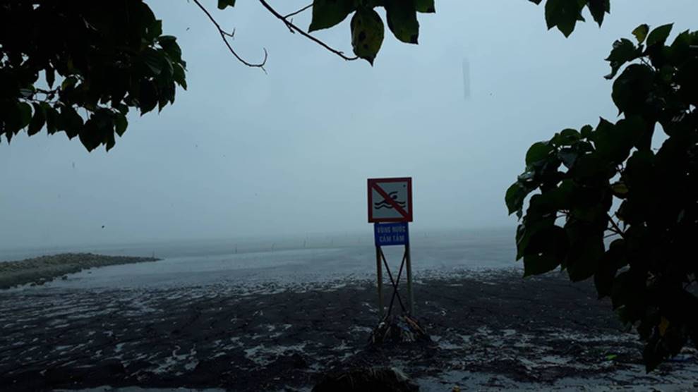 Bão số 9 đang tiến vào đất liền, Vũng Tàu gió rít dữ dội, quật ngã người đi đường-4