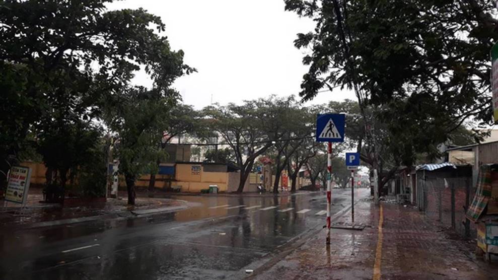 Bão số 9 đang tiến vào đất liền, Vũng Tàu gió rít dữ dội, quật ngã người đi đường-5