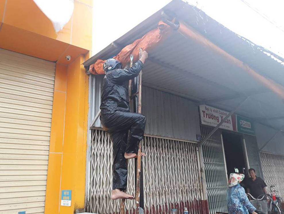 Bão số 9 đang tiến vào đất liền, Vũng Tàu gió rít dữ dội, quật ngã người đi đường-6