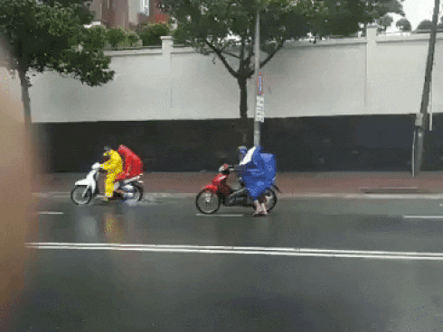 Bão số 9 đang tiến vào đất liền, Vũng Tàu gió rít dữ dội, quật ngã người đi đường
