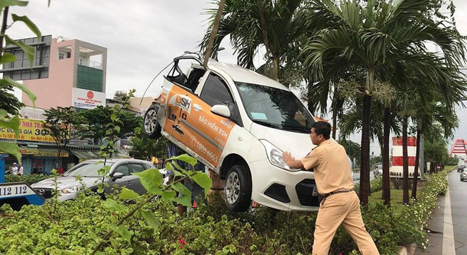 Xe tải húc văng ô tô lên dải phân cách đường Phạm Văn Đồng-1