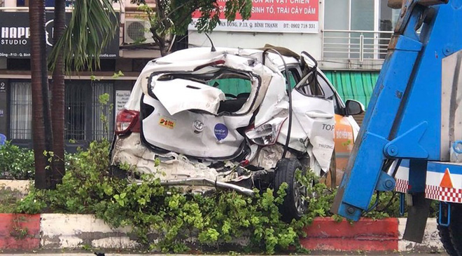 Xe tải húc văng ô tô lên dải phân cách đường Phạm Văn Đồng-2