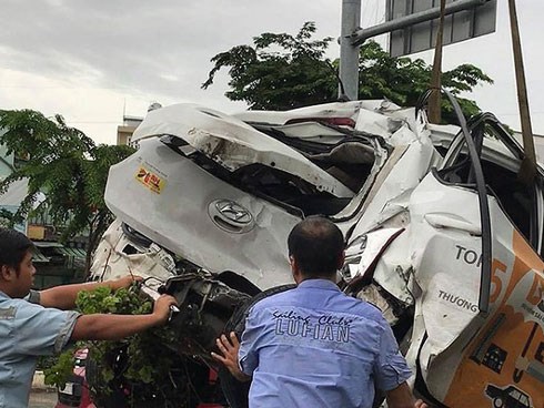 Xe tải húc văng ô tô lên dải phân cách đường Phạm Văn Đồng