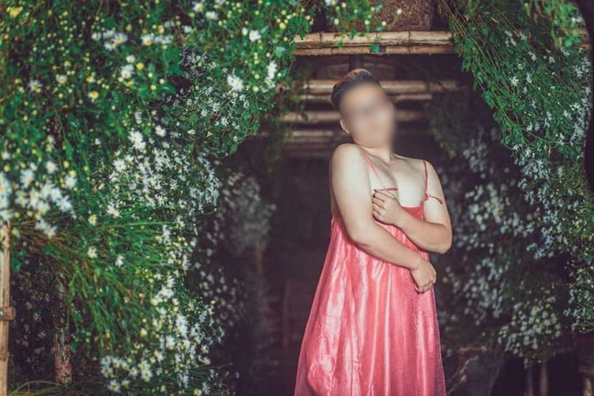 Xuất hiện bộ ảnh nam thanh niên mặc đồ ngủ tạo dáng phản cảm bên cúc họa mi khiến dân mạng dậy sóng-1