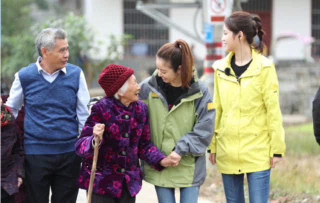 Làm từ thiện, Triệu Vy bị soi đi giày hiệu đắt gấp 10 lần giày của Lâm Tâm Như-5