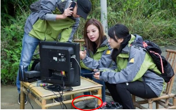 Làm từ thiện, Triệu Vy bị soi đi giày hiệu đắt gấp 10 lần giày của Lâm Tâm Như-6