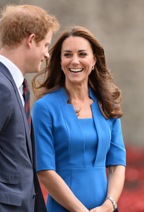 Trước khi Meghan xuất hiện rồi nảy sinh mâu thuẫn, Hoàng tử Harry và vợ chồng anh trai từng là bộ ba hoàng tộc thân thiết thế này-9