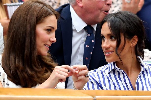 Trước khi Meghan xuất hiện rồi nảy sinh mâu thuẫn, Hoàng tử Harry và vợ chồng anh trai từng là bộ ba hoàng tộc thân thiết thế này-13