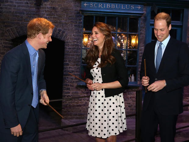 Trước khi Meghan xuất hiện rồi nảy sinh mâu thuẫn, Hoàng tử Harry và vợ chồng anh trai từng là bộ ba hoàng tộc thân thiết thế này-3