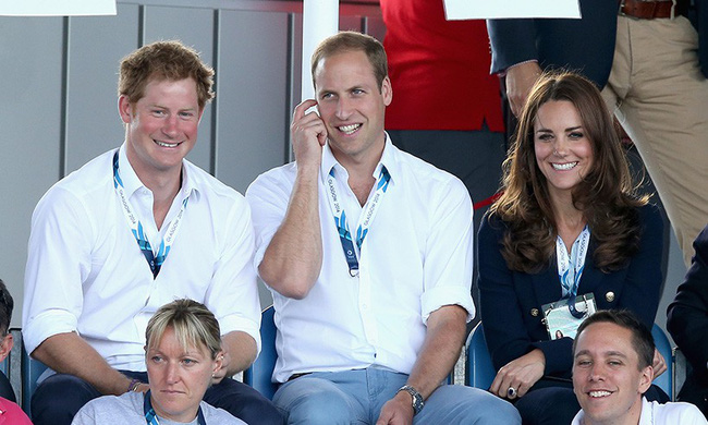 Trước khi Meghan xuất hiện rồi nảy sinh mâu thuẫn, Hoàng tử Harry và vợ chồng anh trai từng là bộ ba hoàng tộc thân thiết thế này-4