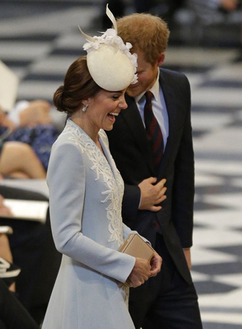 Trước khi Meghan xuất hiện rồi nảy sinh mâu thuẫn, Hoàng tử Harry và vợ chồng anh trai từng là bộ ba hoàng tộc thân thiết thế này-7