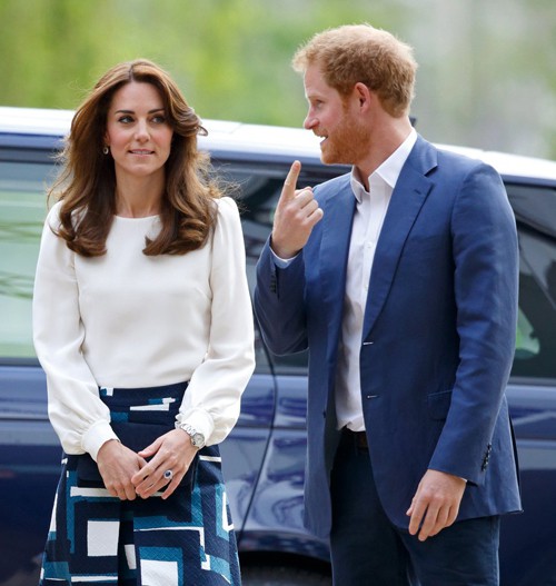 Trước khi Meghan xuất hiện rồi nảy sinh mâu thuẫn, Hoàng tử Harry và vợ chồng anh trai từng là bộ ba hoàng tộc thân thiết thế này-11