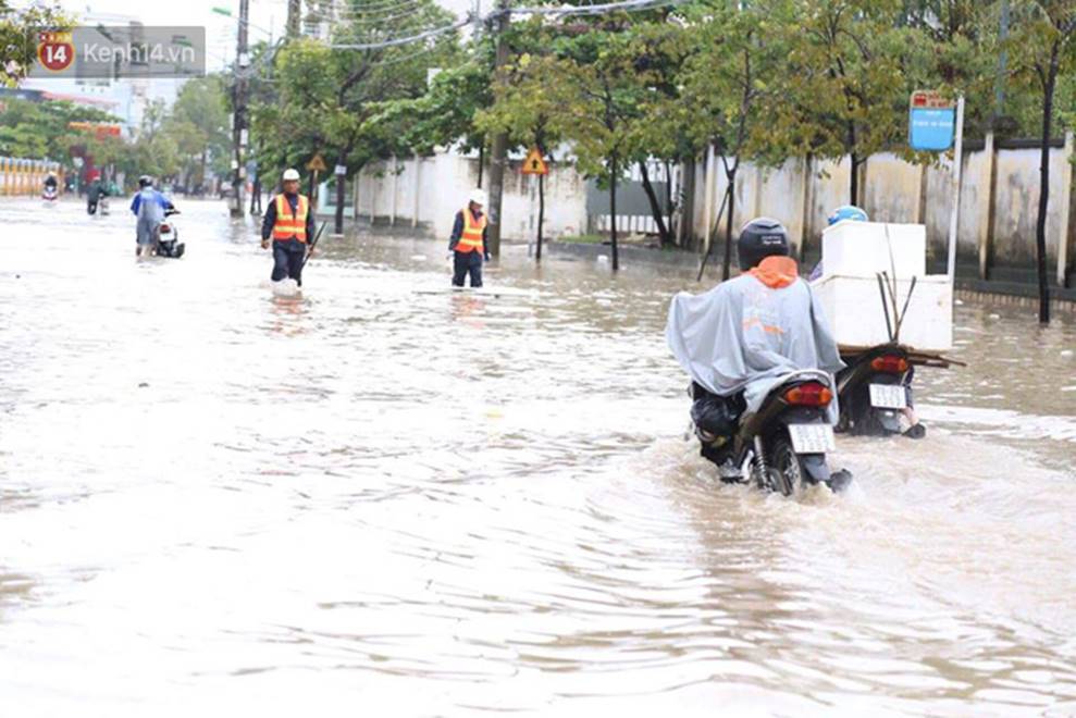 Nha Trang ngập sâu trong biển nước, sạt lở kinh hoàng trong cơn bão số 9-1