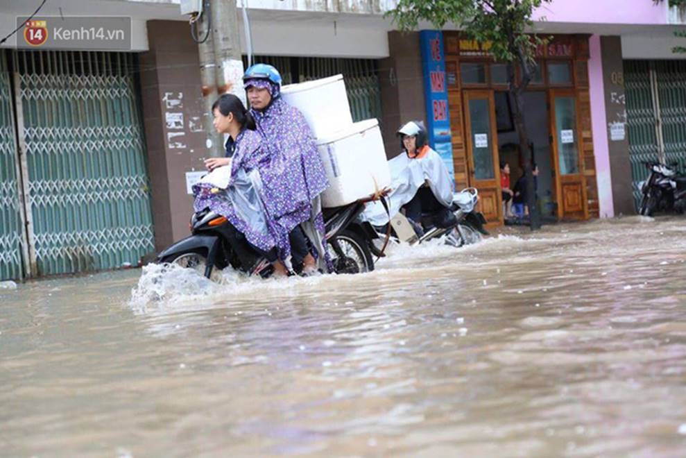 Nha Trang ngập sâu trong biển nước, sạt lở kinh hoàng trong cơn bão số 9-2