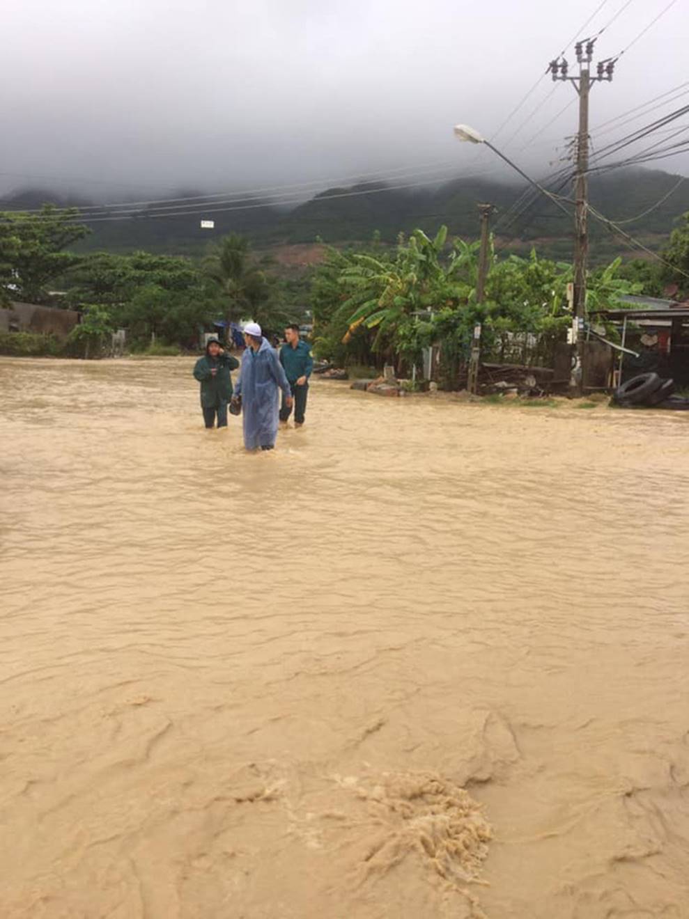 Nha Trang ngập sâu trong biển nước, sạt lở kinh hoàng trong cơn bão số 9-4
