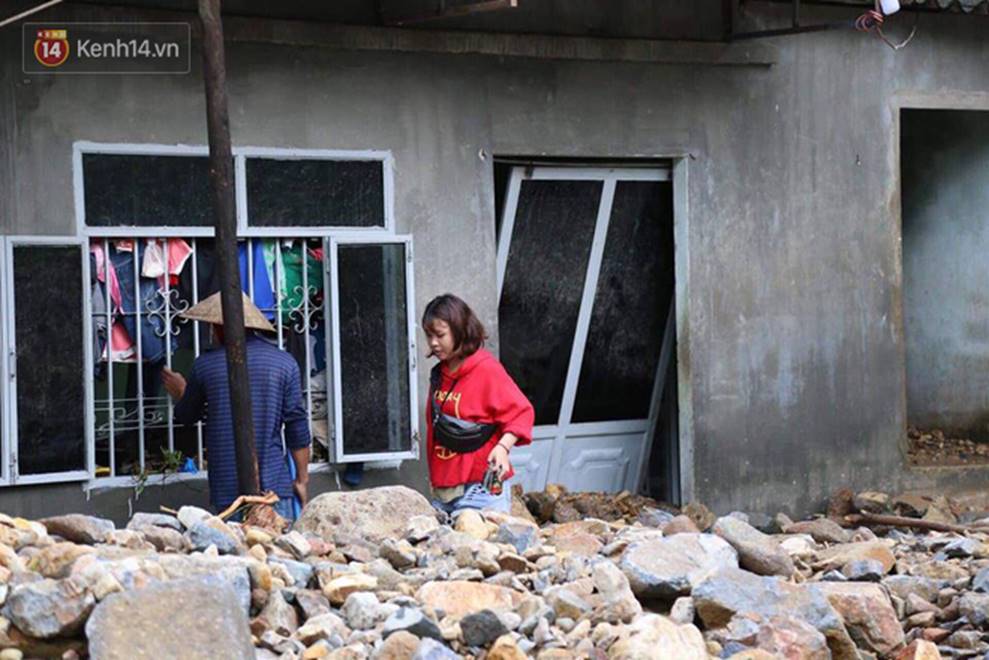 Nha Trang ngập sâu trong biển nước, sạt lở kinh hoàng trong cơn bão số 9-7