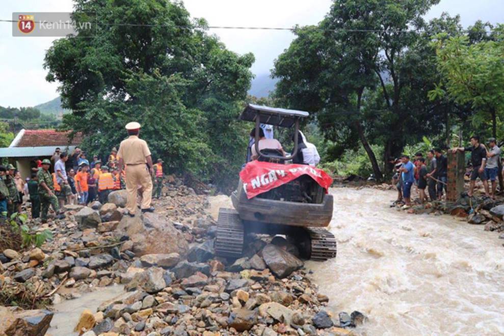 Nha Trang ngập sâu trong biển nước, sạt lở kinh hoàng trong cơn bão số 9-8