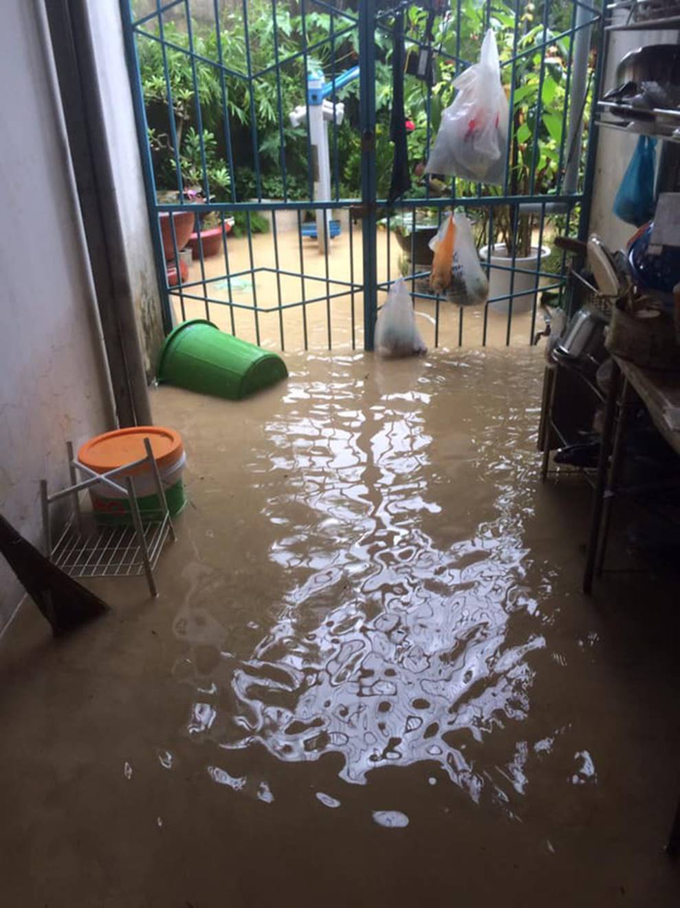 Nha Trang ngập sâu trong biển nước, sạt lở kinh hoàng trong cơn bão số 9-9