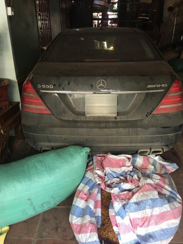 Xe sang Mercedes 10 tỷ phủ bụi trên phố Hà Nội-7