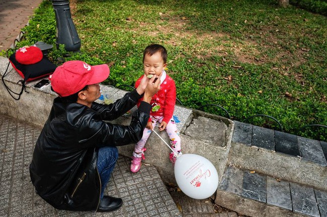 Dân mạng ấm lòng ngày mưa bão với hình ảnh ông bố kiên nhẫn đút từng thìa cháo cho con gái nhỏ-1