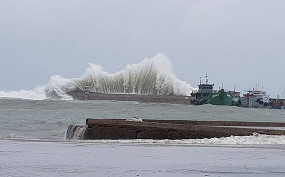 Clip sóng cao 9m cuộn chân giàn khoan ở Vũng Tàu, người dân TP.HCM không dám ra đường do bão-1