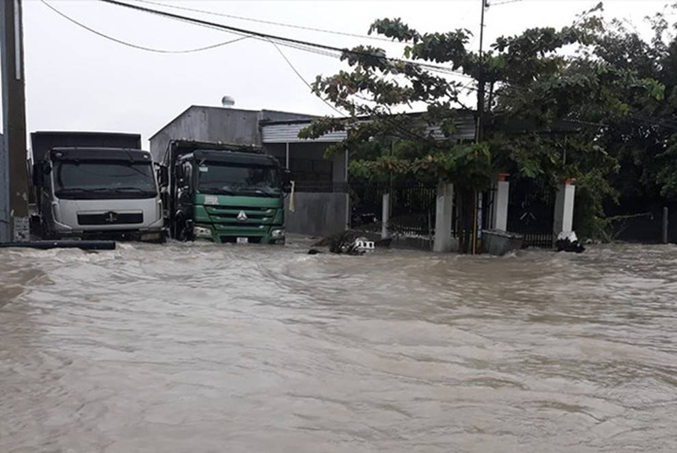 Clip sóng cao 9m cuộn chân giàn khoan ở Vũng Tàu, người dân TP.HCM không dám ra đường do bão-5