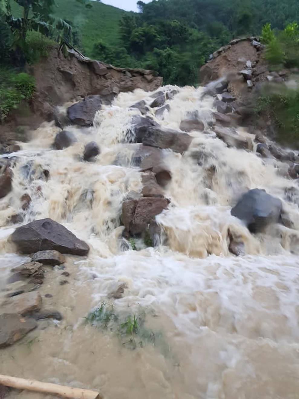 Clip sóng cao 9m cuộn chân giàn khoan ở Vũng Tàu, người dân TP.HCM không dám ra đường do bão-6