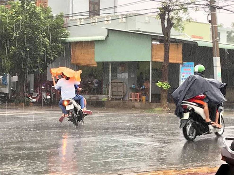 Clip sóng cao 9m cuộn chân giàn khoan ở Vũng Tàu, người dân TP.HCM không dám ra đường do bão-8