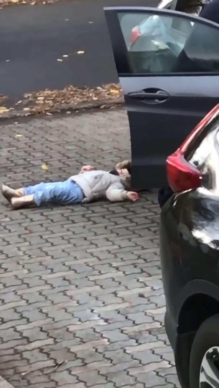 Con gái lăn dưới đất ăn vạ, phản ứng của ông bố mới gây chú ý, bố mẹ nào cũng từng dính trưởng nhưng mấy ai dám làm thế này-2