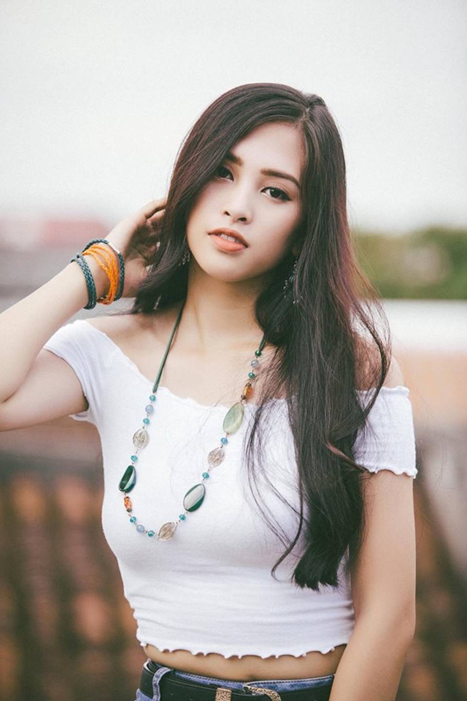 Hoa hậu Tiểu Vy khoe vai trần, eo thon ở Hội An-3