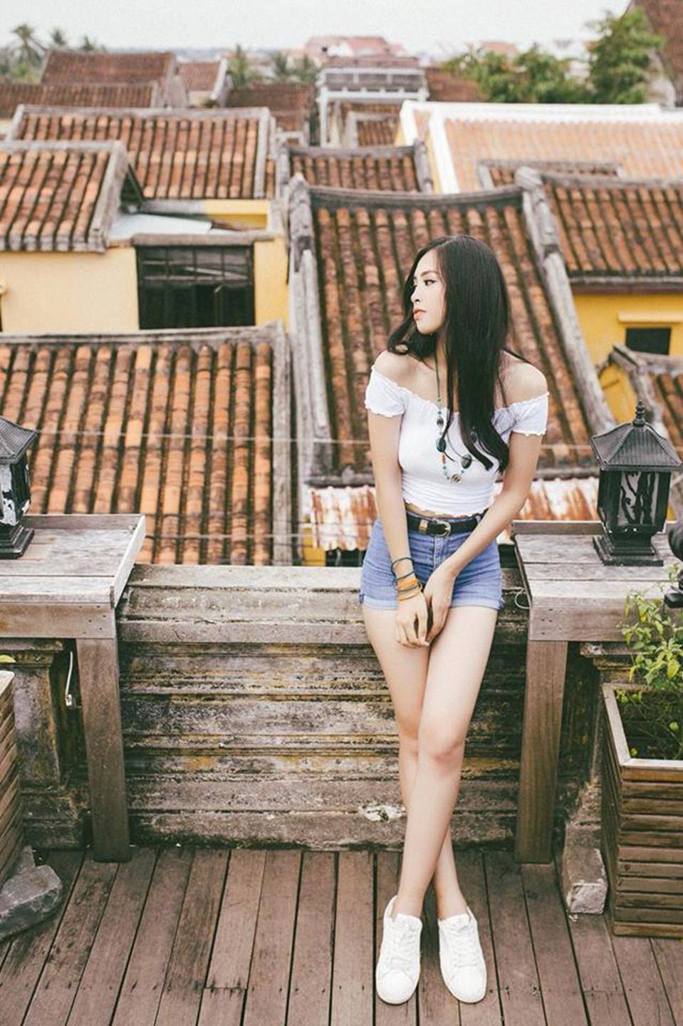 Hoa hậu Tiểu Vy khoe vai trần, eo thon ở Hội An-4