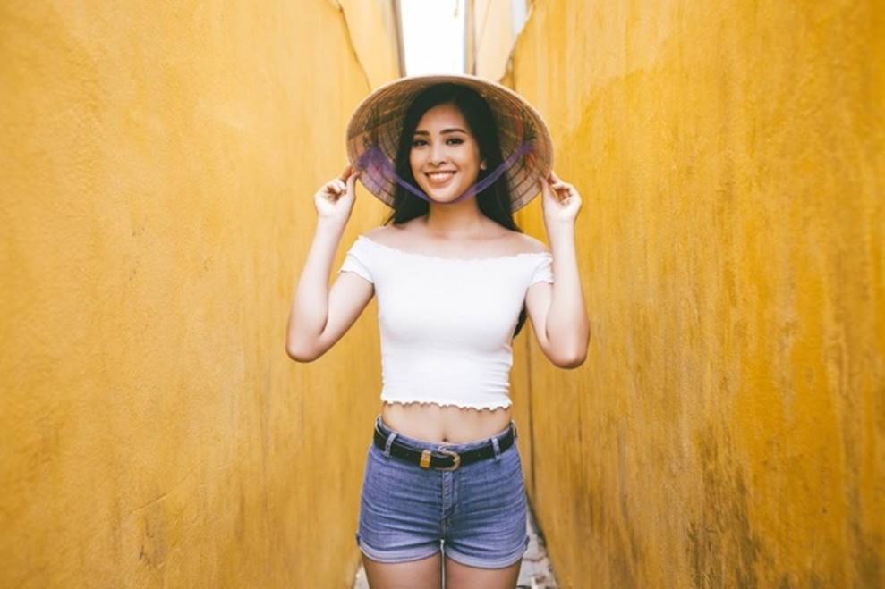 Hoa hậu Tiểu Vy khoe vai trần, eo thon ở Hội An-5