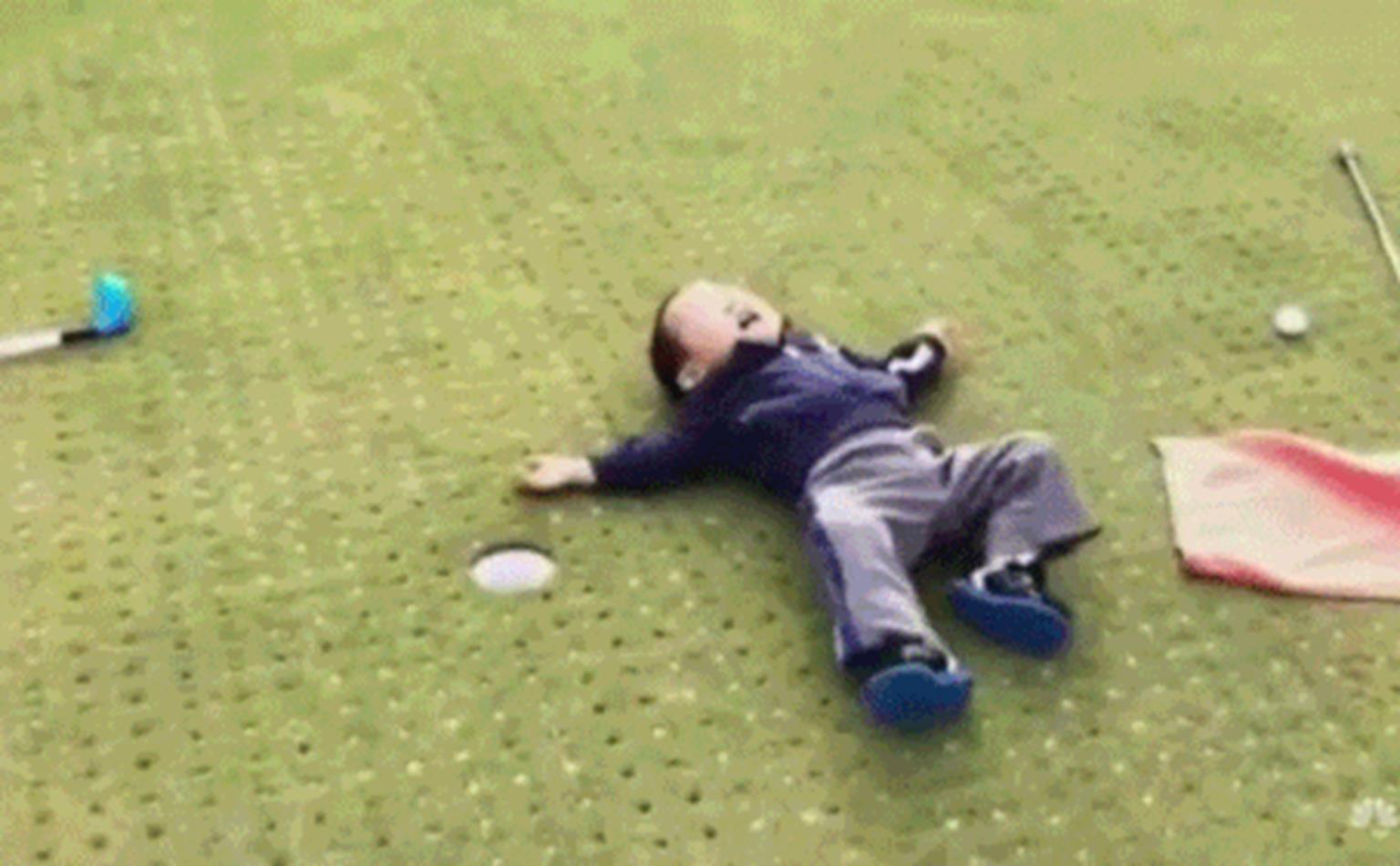 Con gái lăn dưới đất ăn vạ, phản ứng của ông bố mới gây chú ý, bố mẹ nào cũng từng dính trưởng nhưng mấy ai dám làm thế này-1