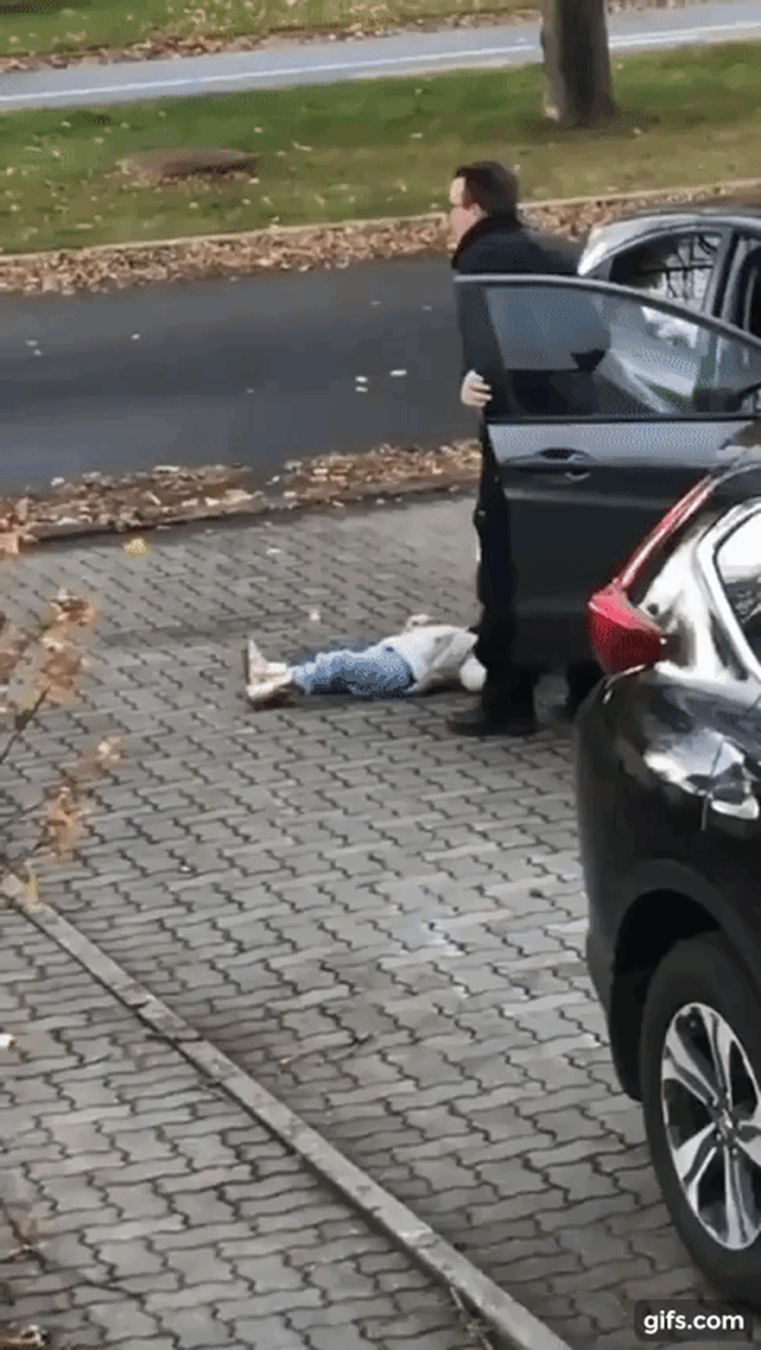 Con gái lăn dưới đất ăn vạ, phản ứng của ông bố mới gây chú ý, bố mẹ nào cũng từng dính trưởng nhưng mấy ai dám làm thế này-5