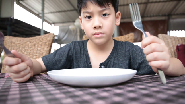 Bị bà bắt dọn phòng, cậu bé 11 tuổi đã làm 1 việc kinh hoàng - bài học ứng xử khi trẻ giận dữ-1