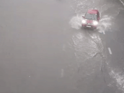 Đường Nguyễn Hữu Cảnh ngập nặng vì bão số 9