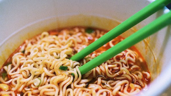 Nữ sinh viên nhập viện sau 3 tuần ăn mì tôm liên tiếp-1