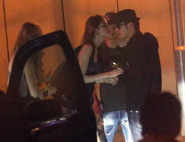 Nghịch lý các cặp vợ chồng sao: Đôi con ghẻ quốc dân được ngưỡng mộ vì quá hạnh phúc, cặp hứa hẹn đủ điều không ngừng bị đồn rạn nứt-10